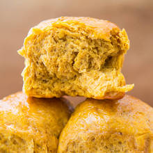 Jak przyrządzić bułeczki dyniowe z żurawiną?