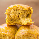 Jak przyrządzić bułeczki dyniowe z żurawiną?