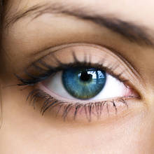 Jaki makijaż oczu stosować przy opadających powiekach?