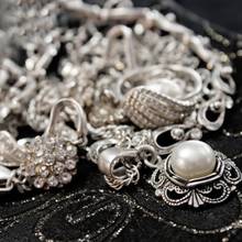 Jak oczyścić srebrną biżuterię za pomocą folii aluminiowej?