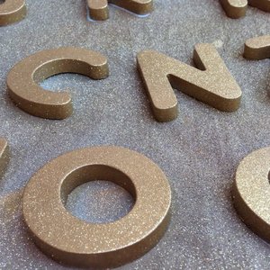 Przygotowanie literek do lakierowania