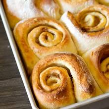 Aromatyczne drożdżówki z cynamonem i orzechami