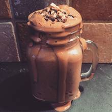 Oryginalny shake orzechowo-daktylowy – jak go przyrządzić?