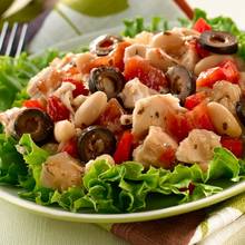 Jak przyrządzić sałatkę z tuńczykiem i makaronem?