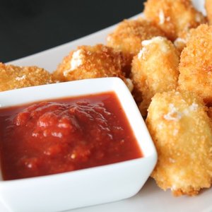 Przekąska na imprezę – smażona mozzarella