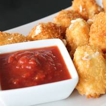 Przekąska na imprezę – smażona mozzarella