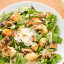 Jak przygotować popularną sałatkę Cezara?