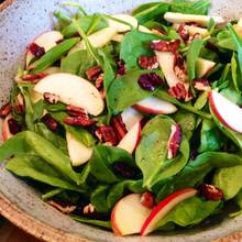 Łatwy sposób przygotowania sałatki ze szpinakiem i żurawiną