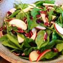 Łatwy sposób przygotowania sałatki ze szpinakiem i żurawiną