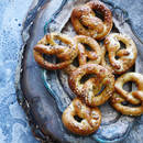 Jak upiec precle z kminkiem?