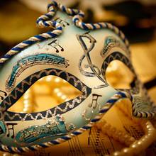 Jak wykonać maskę na bal karnawałowy?