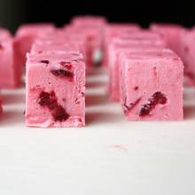 Jak zrobić słodkie krówki z wiśniami i migdałami?