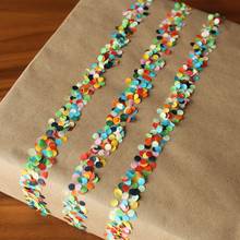 Jak ozdobić prezent przy pomocy konfetti?