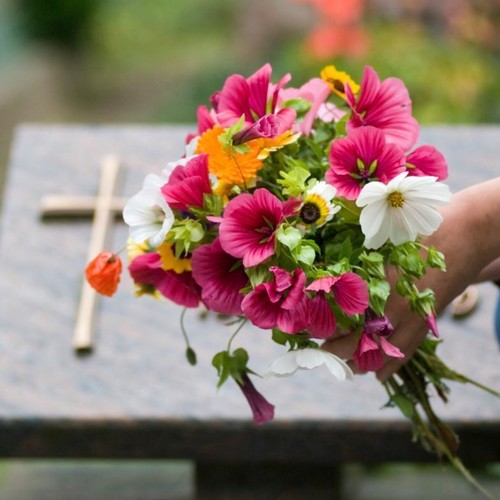 Jak zrobić ładny bukiet na grób ze sztucznych kwiatów?