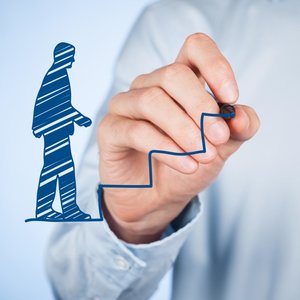 Jakie są zasady zatrudniania pierwszego pracownika?