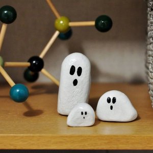 Jak wykonać halloweenowe duchy z kamyczków?