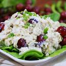 Jak przygotować sałatkę z kurczakiem, winogronami i orzechami?