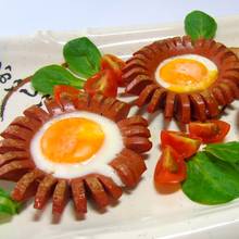 Jak przyrządzić jajka sadzone z parówkami w kształcie kwiatów?