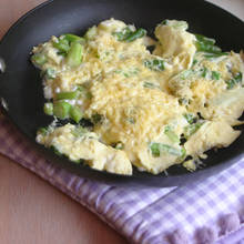 Jajecznica z wiejskim serkiem – jak ją przyrządzić?