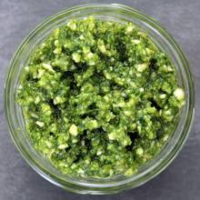 Pesto z orzechów piniowych i bazylii – jak je zrobić?