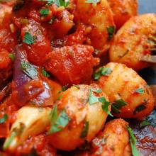 Krewetki z sosem pomidorowo-czosnkowym – jak je przyrządzić?