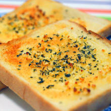 Jak zrobić rozgrzewające zapiekanki z masłem czosnkowym?