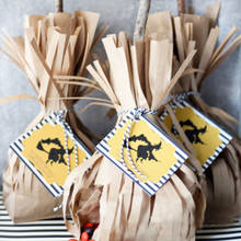 Jak przygotować ciekawe ozdoby na Halloween – winietki-miotły?