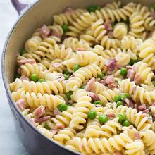 Penne z groszkiem i szynką – jak je przyrządzić?