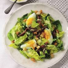 Jak zrobić smaczną sałatkę z jaj i anchois?