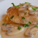 Jak przyrządzić pierś z kurczaka w sosie pieczarkowym?