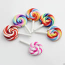 Ciekawy sposób wykonania bombki z lizaków