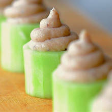 Jak zrobić koreczki z szynki i ogórków na przyjęcie?