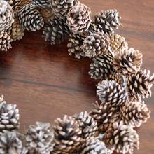 Jak zrobić ozdobny wieniec z szyszek?