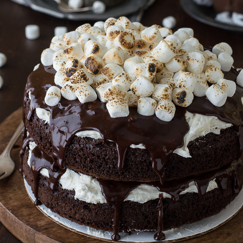 Ciekawy sposób na słodkie czekoladowe ciasto z piankami