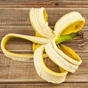 Proste zasady wybielania zębów skórką od banana