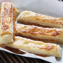 Jak wykonać paluchy z ciasta francuskiego z parmezanem i makiem?