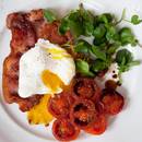 Jak przyrządzić jajko sadzone z pomidorem i boczkiem?