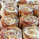 Jak przygotować bułki drożdżowe z serem i szynką?