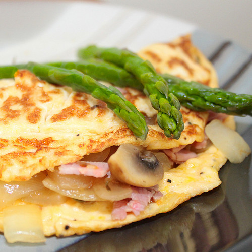 Jak przyrządzić oryginalny omlet z szynką i szparagami?