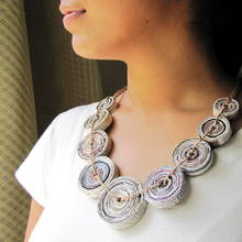 Jak wykonać efektowny naszyjnik z gazety?