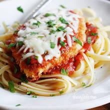 Jak przyrządzić makaron z dodatkiem kurczaka i parmezanu?