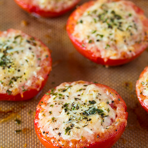Jak przyrządzić zapiekane pomidory z parmezanem?