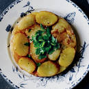 Jak zrobić nietypowe ciasto ziemniaczano-czosnkowe?