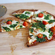 Smaczna pizza na spodzie z tortilli