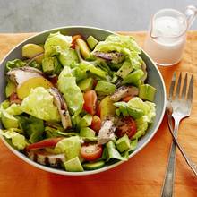 Ciekawa sałatka z kurczakiem, boczkiem i awokado