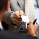 Jak profesjonalnie wymienić się wizytówkami?