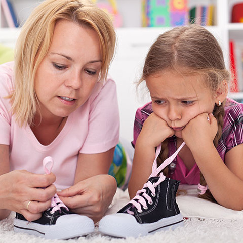 Właściwy sposób na nauczenie dziecka wiązania butów