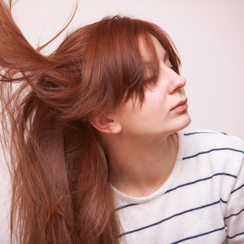 Jak sobie poradzić z plączącymi się włosami?