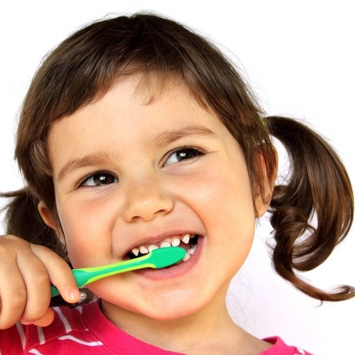 Jak przyzwyczaić dwulatka do mycia zębów?