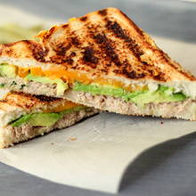 Smaczne tosty z tuńczykiem – jak je zrobić?